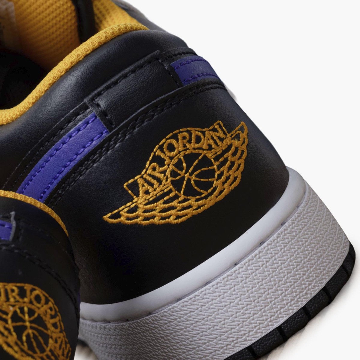 Кеди Nike Air Jordan 1 Low 553558 075