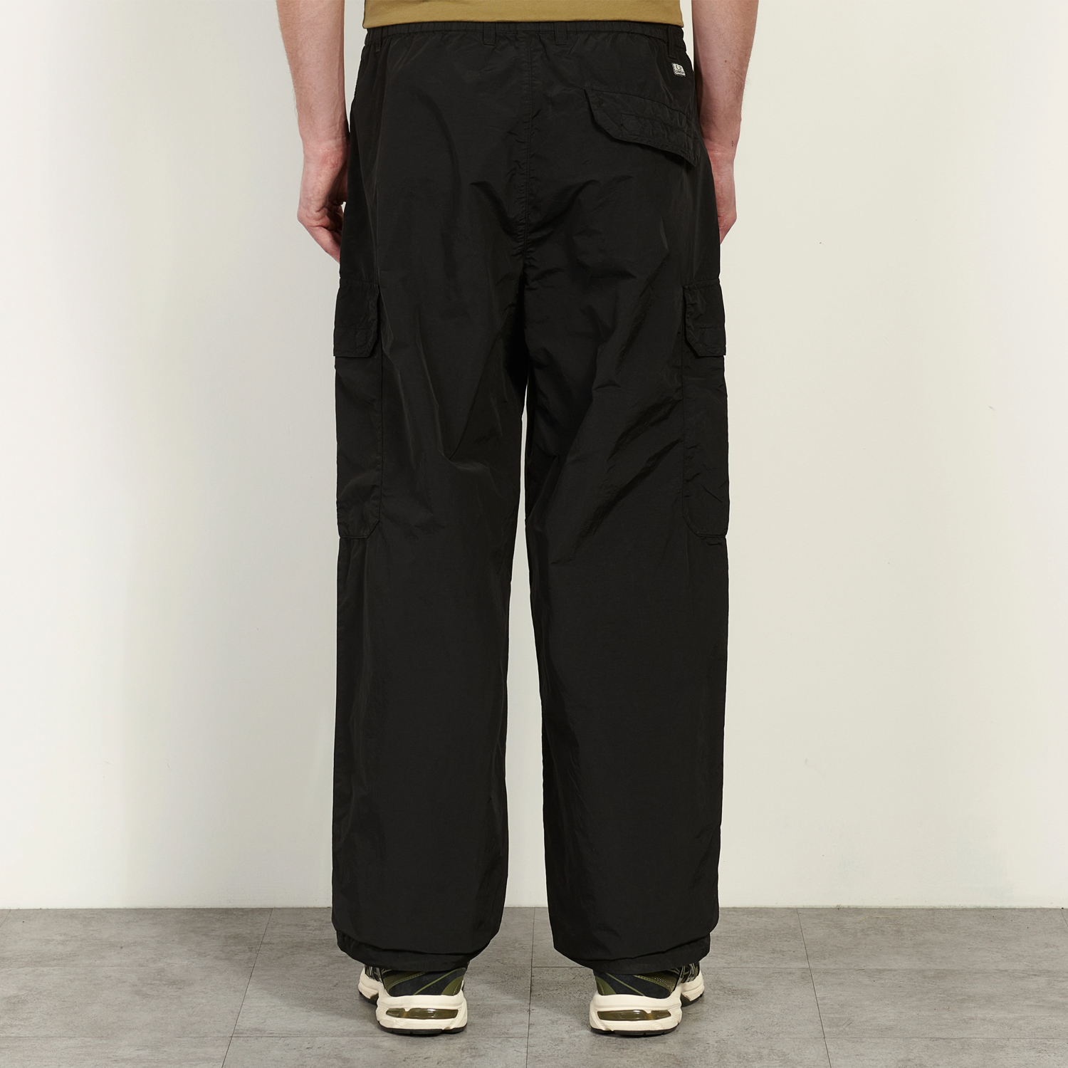 Штани CP Company Flatt Nylon Loose Cargo Lens Pants 20CMPA140A005991G 999
