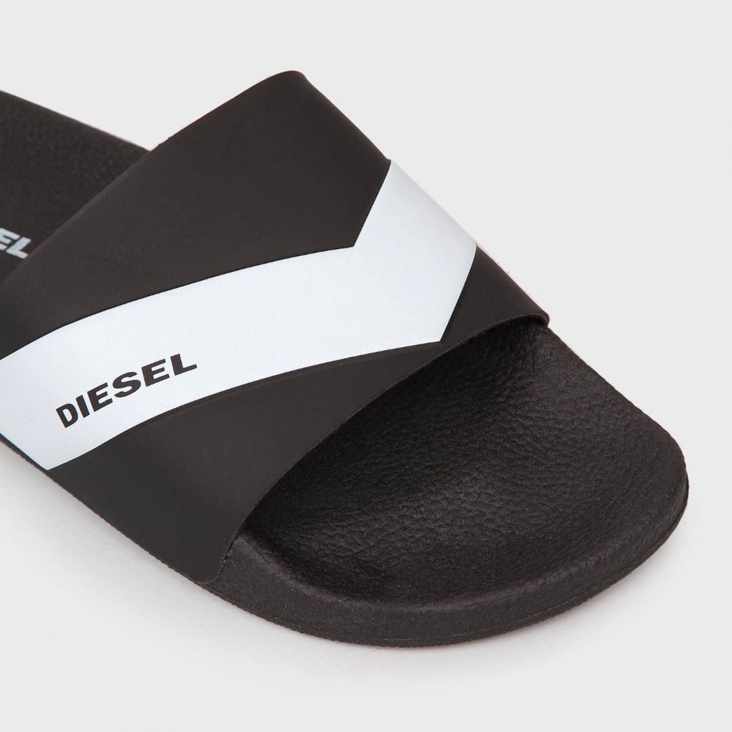 Diesel SA Maral Black White brand centr