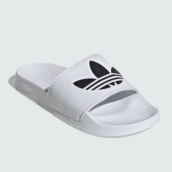 Шлепанцы Adidas.