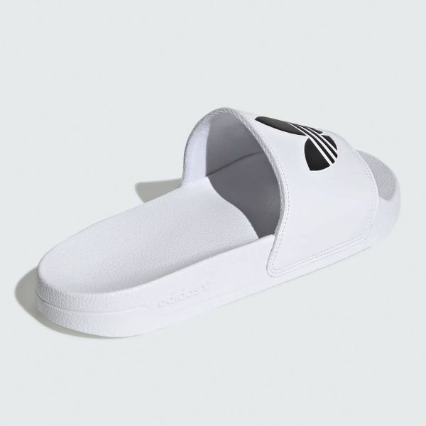 Шлепанцы Adidas.
