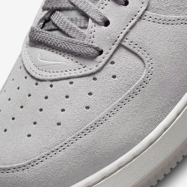 Кроссовки Nike Air Force 1 Low Retro.