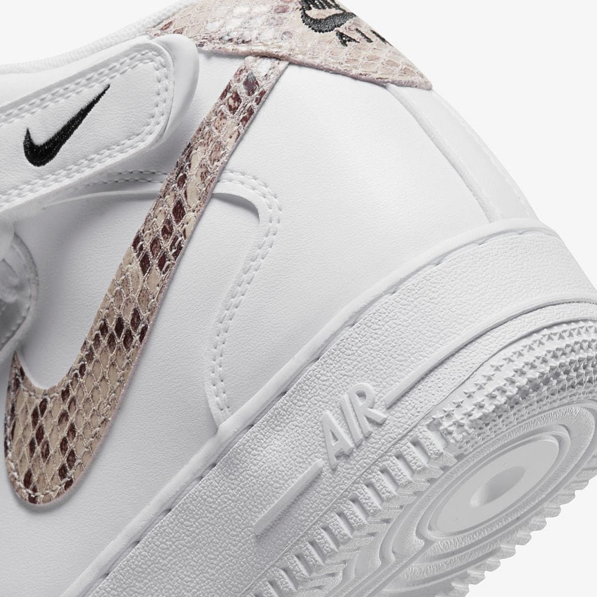 Кеди Nike WMNS Air Force 1 `07 Mid DD9625 101