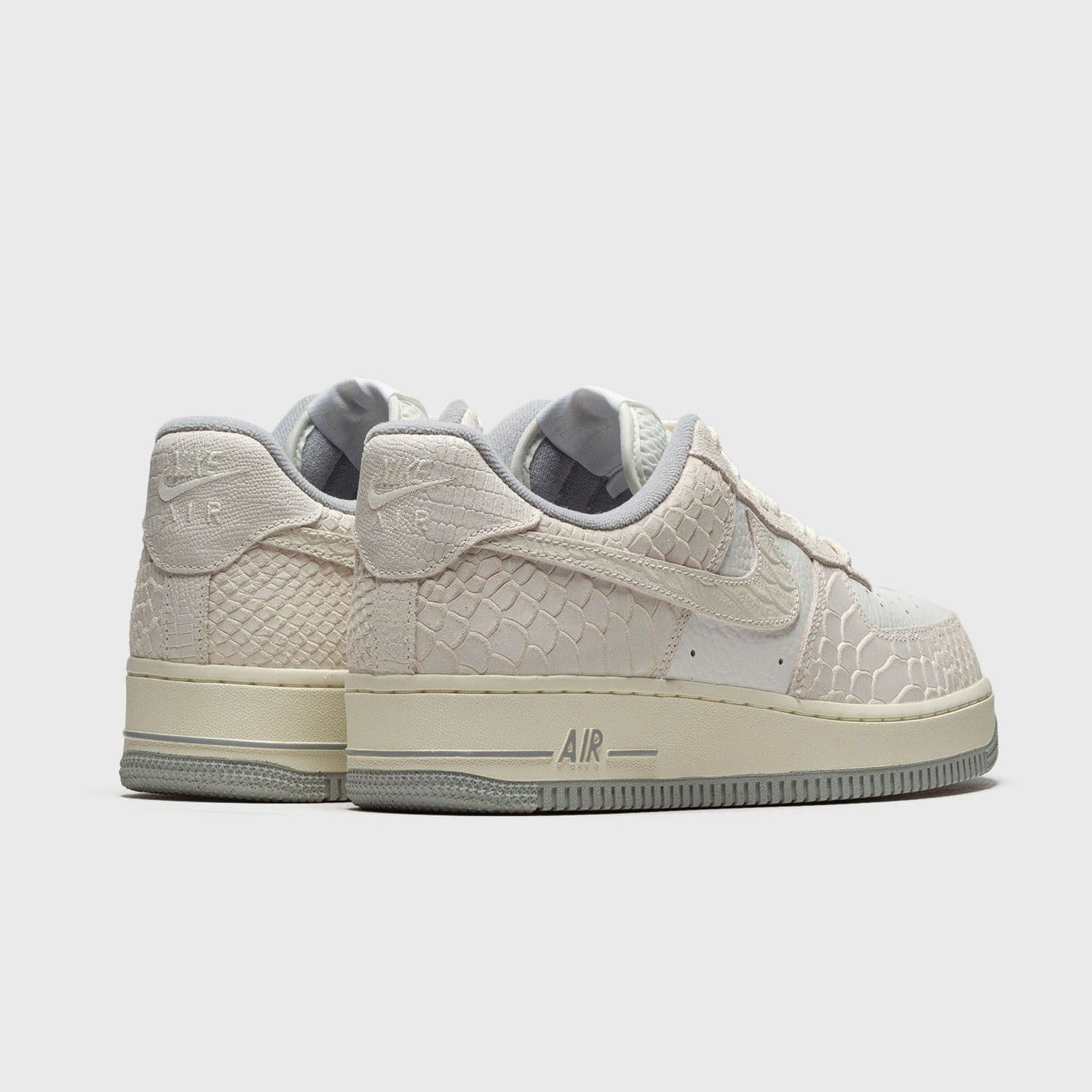Кеди Nike WMNS Air Force 1 `07 DX2678 100