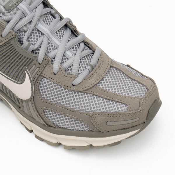 Кроссовки Nike Zoom Vomero 5 HF1553 002.