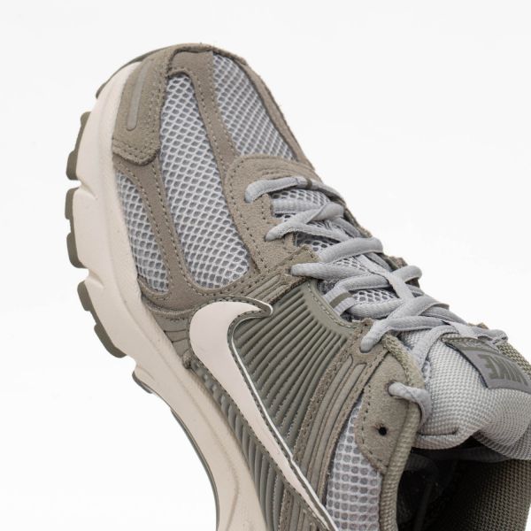 Кроссовки Nike Zoom Vomero 5 HF1553 002.