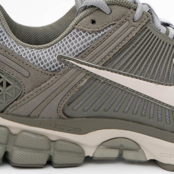 Кроссовки Nike Zoom Vomero 5 HF1553 002.