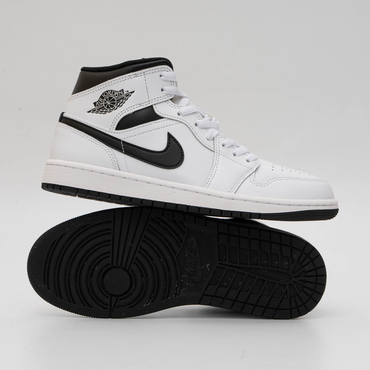 Кеди Nike Air Jordan 1 Mid DQ8426 132 за акційною ціною в аутлет