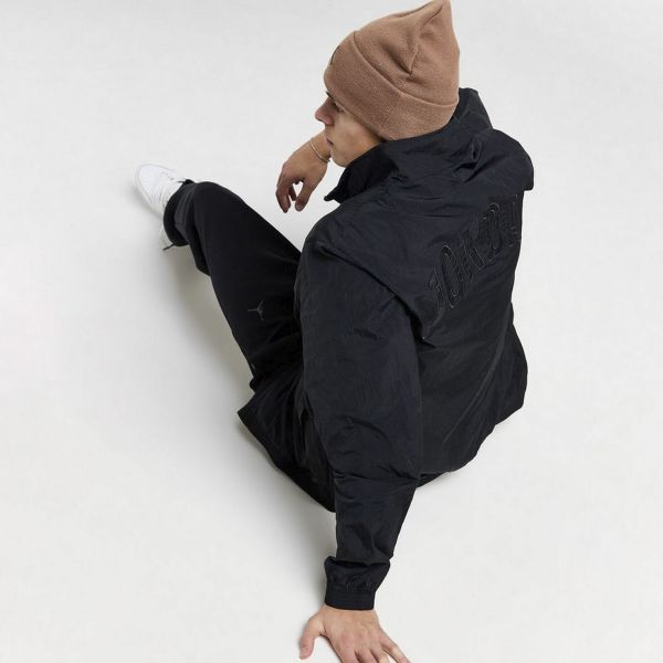 Ветровка Nike АМ7299-010.